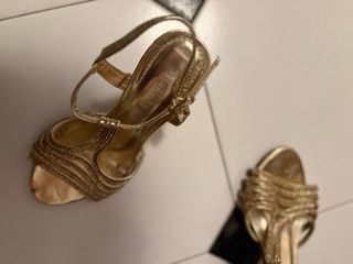 Tacones dorados con pedrería