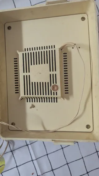 Giradischi vintage beige e rosso