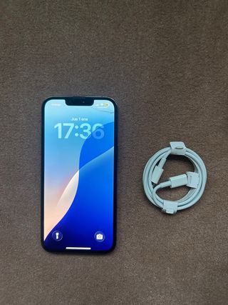 iPhone 13 Pro con Cable