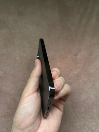 iPhone 13 Pro con Cable