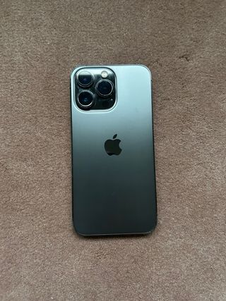 iPhone 13 Pro con Cable