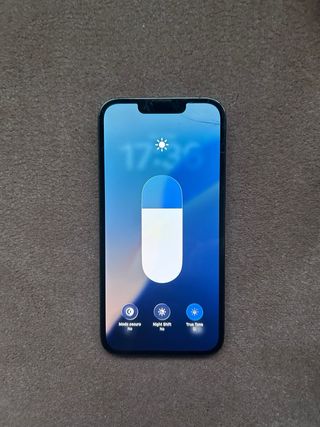 iPhone 13 Pro con Cable