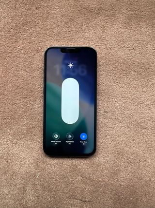 iPhone 13 Pro con Cable