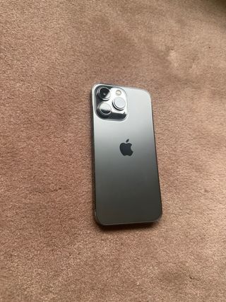 iPhone 13 Pro con Cable