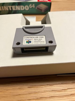 Nintendo 64 Controller Pak con pegatinas