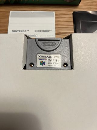 Nintendo 64 Controller Pak con pegatinas