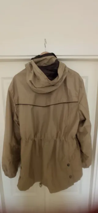 Chaquetón hombre beige con capucha