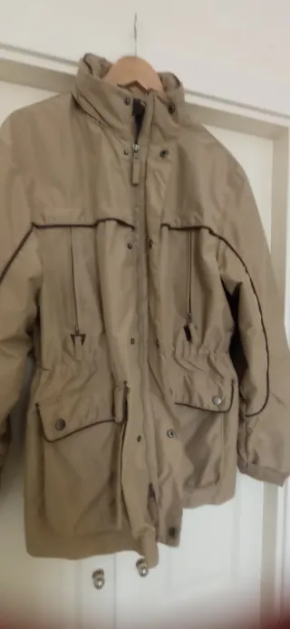 Chaquetón hombre beige con capucha