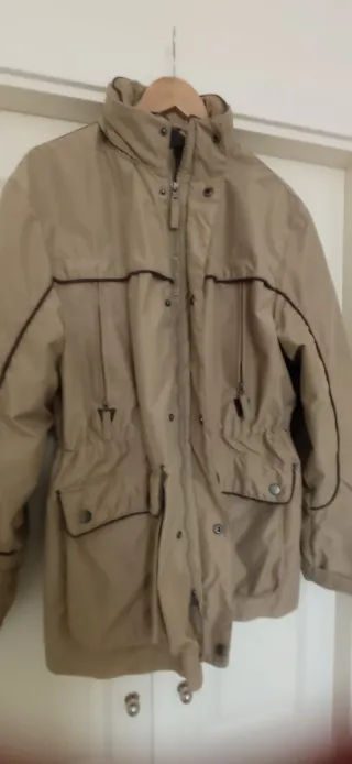 Chaquetón hombre beige con capucha