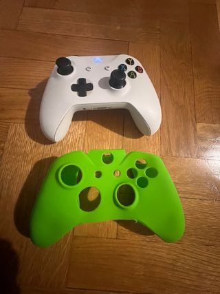 Xbox Series S 1TB + Mando Blanco y Skin Verde