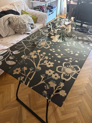 Mesa de cristal Ikea con flores