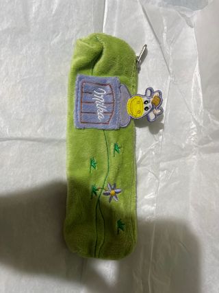 Estuche infantil verde con vaca y flor