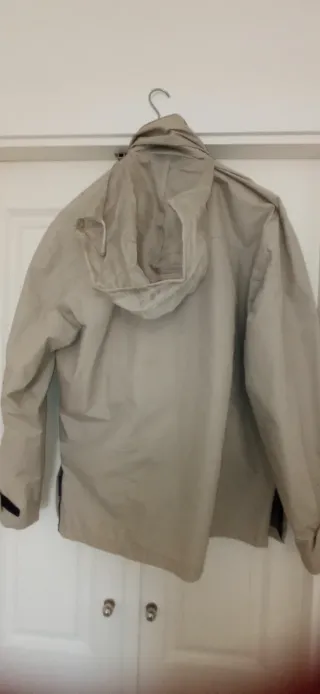 Chaquetón beige hombre con capucha