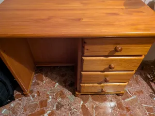 Scrivania in pino con sedia per bambini