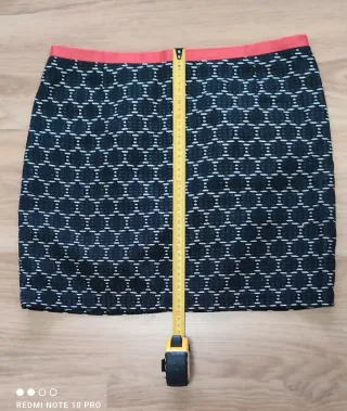 Minifalda estampada con detalle rojo