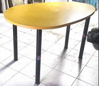 Mesa ovalada amarilla patas negras