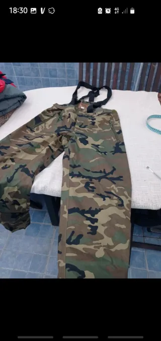 Pantalones de camuflaje con tirantes