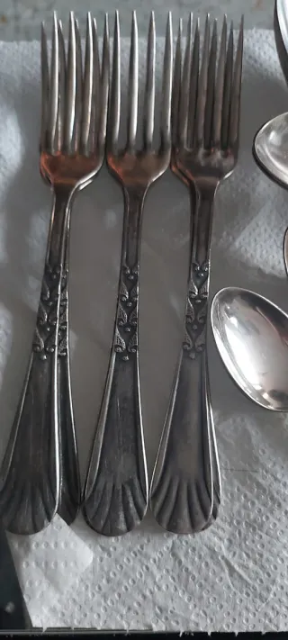 Cubertería antigua de metal plateado