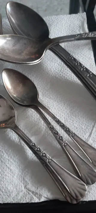 Cubertería antigua de metal plateado