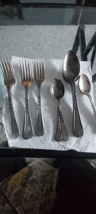 Cubertería antigua de metal plateado