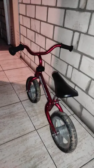 Bicicleta de equilibrio roja Chicco