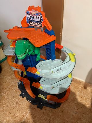 Hot Wheels Ultimate Garage con Dinosaurio