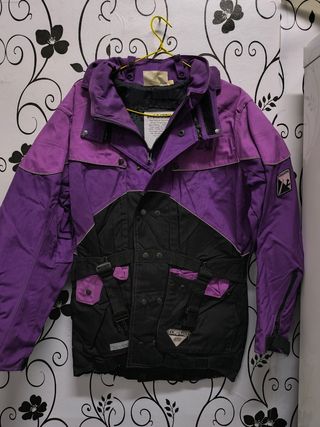 Chaqueta de moto púrpura y negra