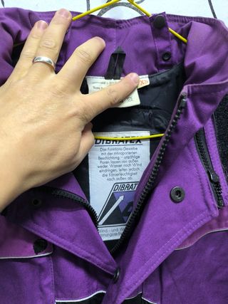 Chaqueta de moto púrpura y negra