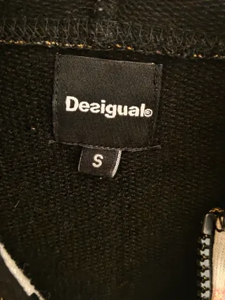 Sudadera Desigual con capucha y cremallera