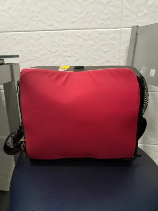 Trona de viaje Jané Kids Zone con compartimentos.