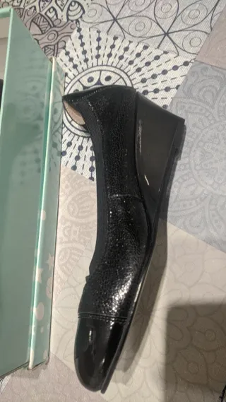 Zapatos de cuña negros.