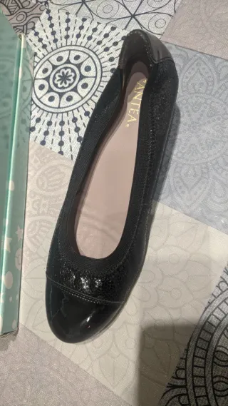 Zapatos de cuña negros.