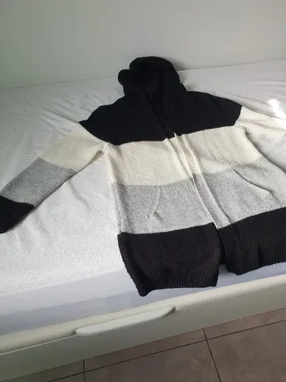 Chaqueta de lana con capucha