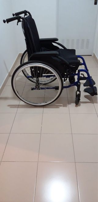 Silla d ruedas para personas de movilidad eefucida