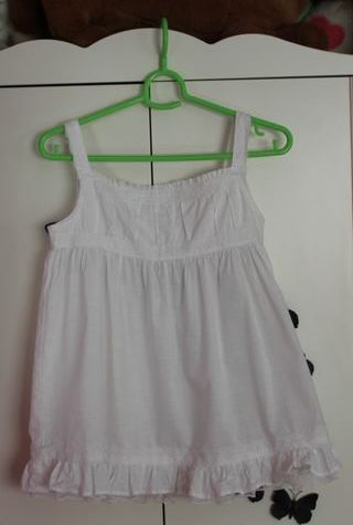 Blusa blanca con volantes Brotes