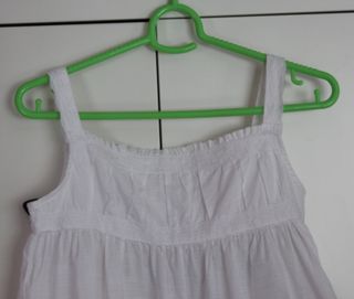 Blusa blanca con volantes Brotes