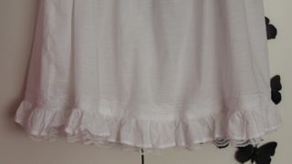 Blusa blanca con volantes Brotes