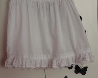 Blusa blanca con volantes Brotes