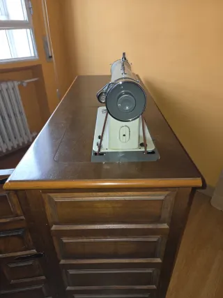 Máquina de coser Alfa antigua con mueble