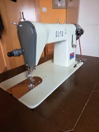Máquina de coser Alfa antigua con mueble