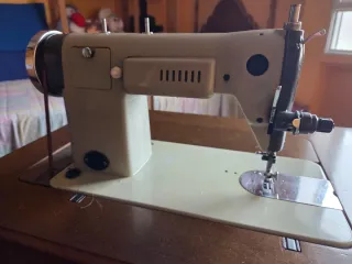 Máquina de coser Alfa antigua con mueble