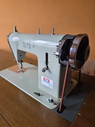 Máquina de coser Alfa antigua con mueble