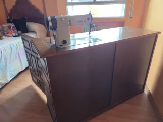 Máquina de coser Alfa antigua con mueble