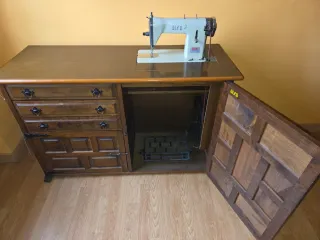 Máquina de coser Alfa antigua con mueble