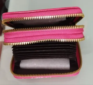 Cartera rosa con inicial L y flores