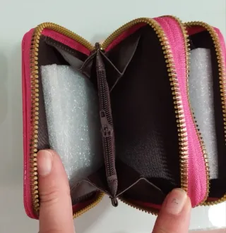 Cartera rosa con inicial L y flores