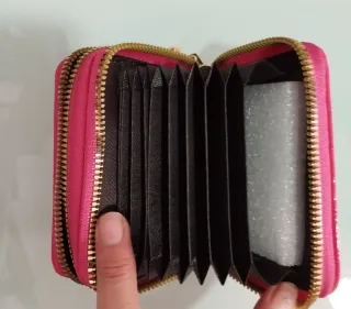 Cartera rosa con inicial L y flores