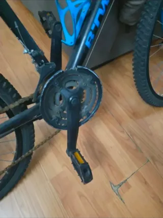 Bicicleta infantil azul y negra