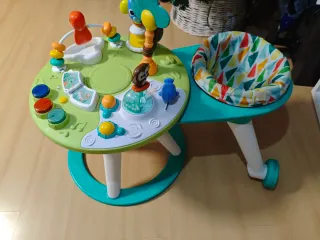 Mesa de actividades con asiento giratorio