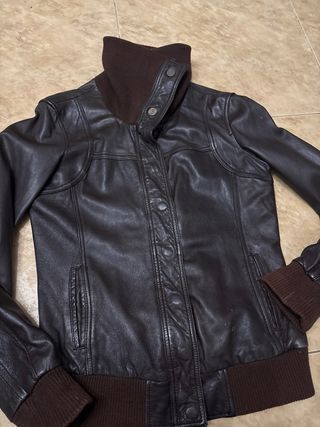 Chaqueta de cuero marrón